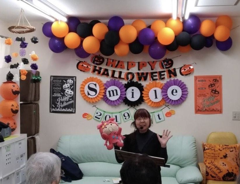 ハロウィン装飾の中で歌うまえぽん