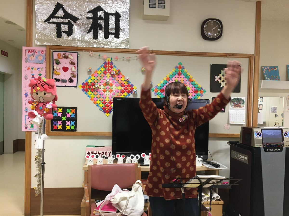 慰問コンサートで歌うまえぽん（令和）